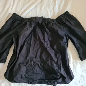 Off-shoulder blus svart - Blus som passar till det mesta
