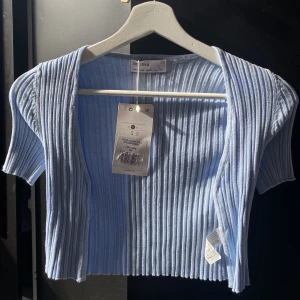 Kofta - En jättefin kortärmad kofta ifrån Bershka i storlek S. Den är aldrig använd & prislapp sitter kvar🥰 Perfekt inför sommaren!