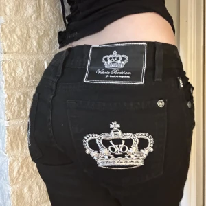 Victoria Beckham Jeans - Lågmidjade Victoria Beckham Bootcut Jeans i st W27❣️innerbenslängd: 80cm Midjemåttet tvärsöver: 44cm