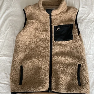 Väst - Säljer min begiea väst som har blivit för liten. Jätte skön och håller länge. En ficka på brösten och 2 på sidan oxå. Kom privat för fler bilder 