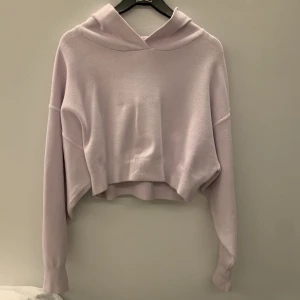 Finstickad tröja - Finstickad rosa hoddie i storlek M från zara. 