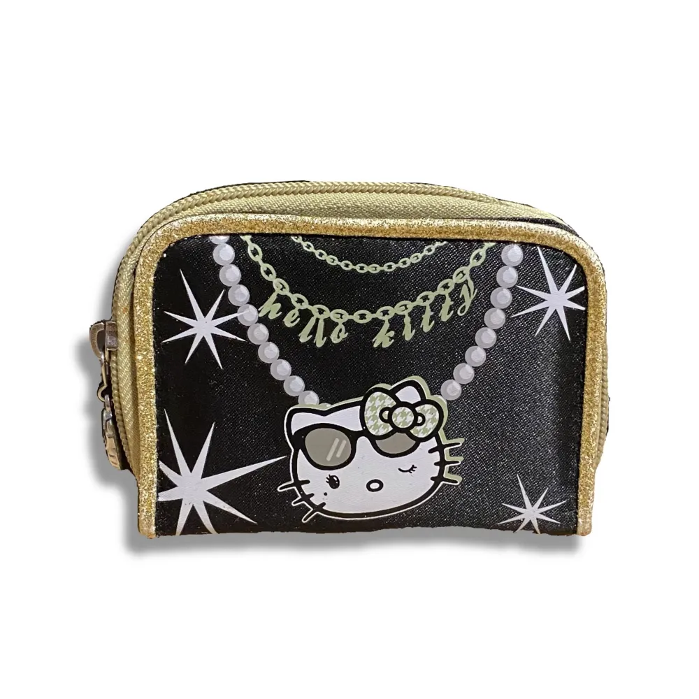 Säljer en svart hello Kitty plånbok med guldiga detaljer. . Väskor.