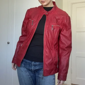 Röd skinnjacka - Äkta läder. Köpt i Kanada. Inga defekter. Storlek 38/40. 