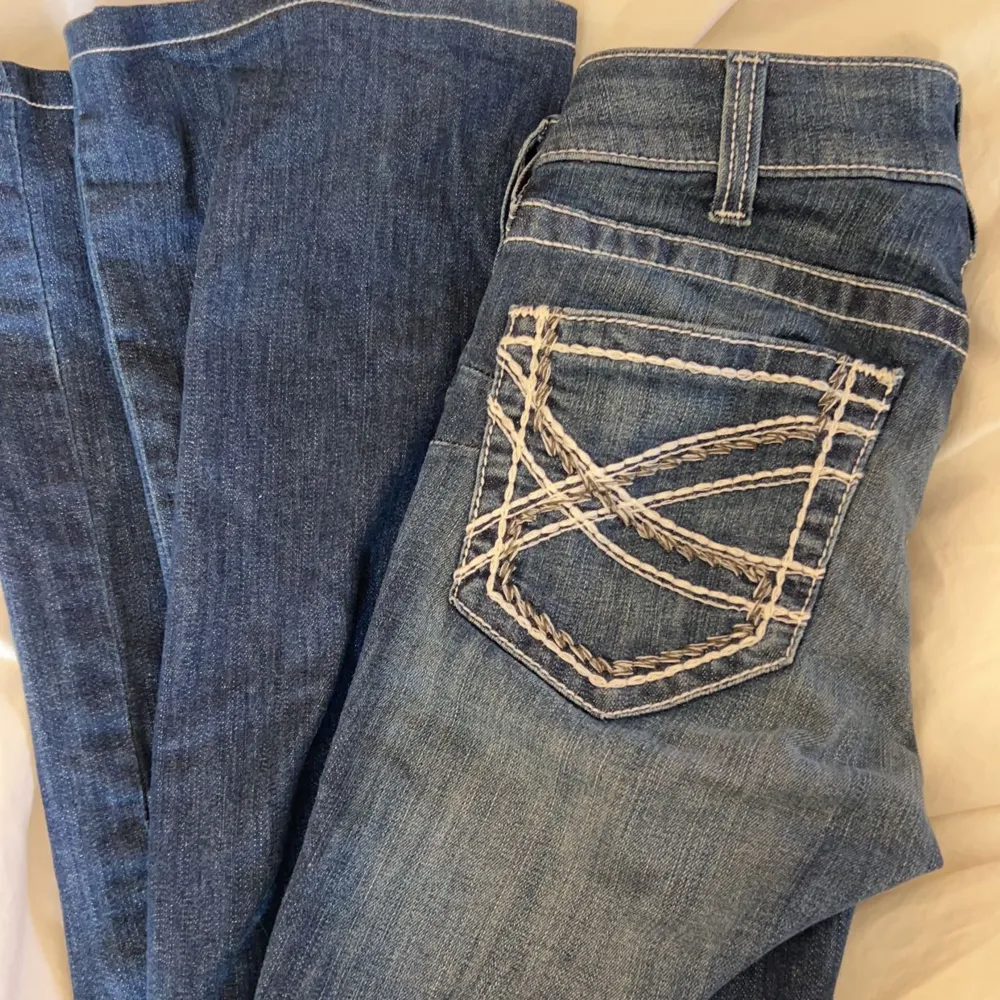 Lågmidjade jeans med snygga fickor ifrån Ariat. Köpta för 1099 och aldrig andvända.. Jeans & Byxor.