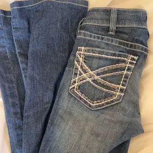 Lågmidjade jeans med snygga fickor ifrån Ariat. Köpta för 1099 och aldrig andvända.