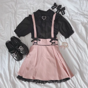 Dear my love - know rosa - Rosa kjol from dear my love med fickor och hängslen.  Ny skick! Hängslena är ställbara. Kjolen är i deras strl M och har stretchig midja och passar därför de som har midjemått mellan 64-74cm. Kjolen ör ca 46 cm lång (utan hängslen) 