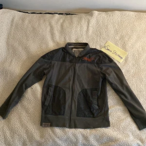 Vintage esprit tröja - Hej säljer denna fina vintage tröjan från esprit  Den är i bra skick  Storlek L men passar mer som M eller större S Vid intresse eller frågor skriv 