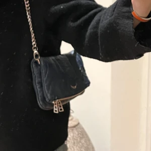 Zadig Voltair väska - Säljer min mörkblåa Zadig väska. Den är använd och sliten därav priset! 