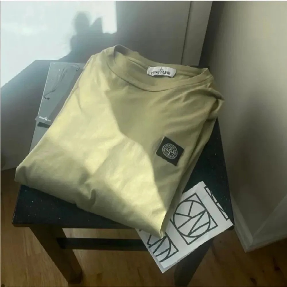 Stone Island Tröja i storlek M, Använd fåtal gånger, skick 10/10, mer bilder går att få. Går att äktighets verifiera. Tag finns. Skriv vid frågor.  Ny-pris 1800kr skriv vid intresse. Hoodies.