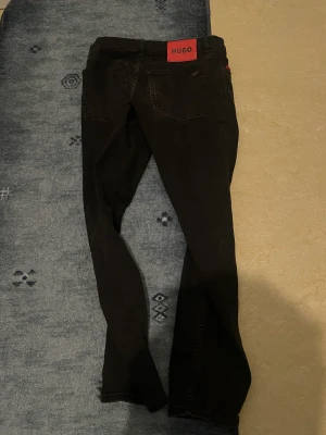 Hugo boss jeans säljs! - Säljer Hugo boss jeans i storlek 32 den är straight leg och är i fint skick den går för 1300 men jag säljer för 400kr