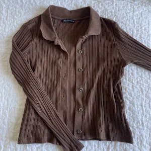 Zara långarmad tröja - Super fin tröja från zara. Kommer tyvärr inte till användning längre. Har utgått från Zaras sortiment. Kontakta vid intresse <3