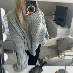 STICKAD TRÖJA - Säljer denna stickade tröja då den tyvärr inte kommer till användning🤍 jätte fint skick och använd fåtal gånger, storlek S från madlady