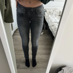 low waist jeans - Här har vi ett par jättefina low Waist jeans. Dom är i bra skick! 300kr🤍 