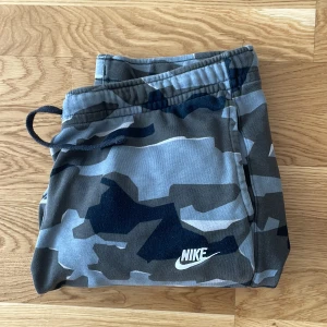 Nike byxle - Nike byxor. Storlek:L. Knappt använda.