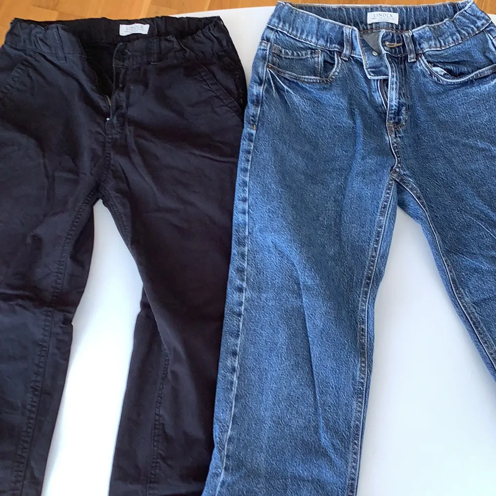 Jeans Lindex model Vilgot och chinos Lindex loose., båda i storlek 158. 100 kr för båda.. Jeans & Byxor.