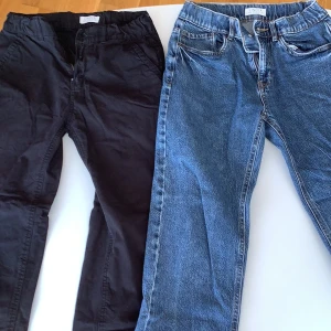 Barnbyxor från Lindex - Jeans Lindex model Vilgot och chinos Lindex loose., båda i storlek 158. 100 kr för båda.