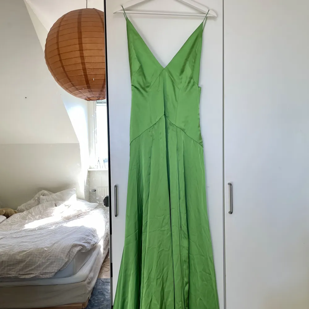 Säljer denna så fina balklänning, aldrig använd!💚💚💚 Slriv PM för fler bilder🌷 Frakt - 60kr spårbar. Klänningar.