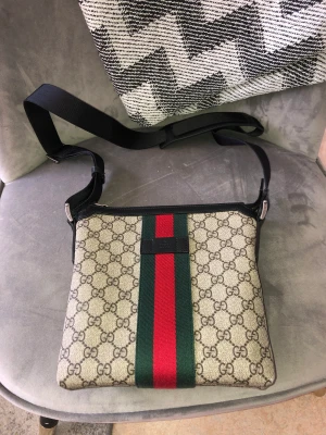 Gucci väska - Säljer min Gucci väska då jag bytt stil och är i behov av pengar äkta så klart box går att fixas och kvitto fast pris möts upp stan och Kärrtorp 