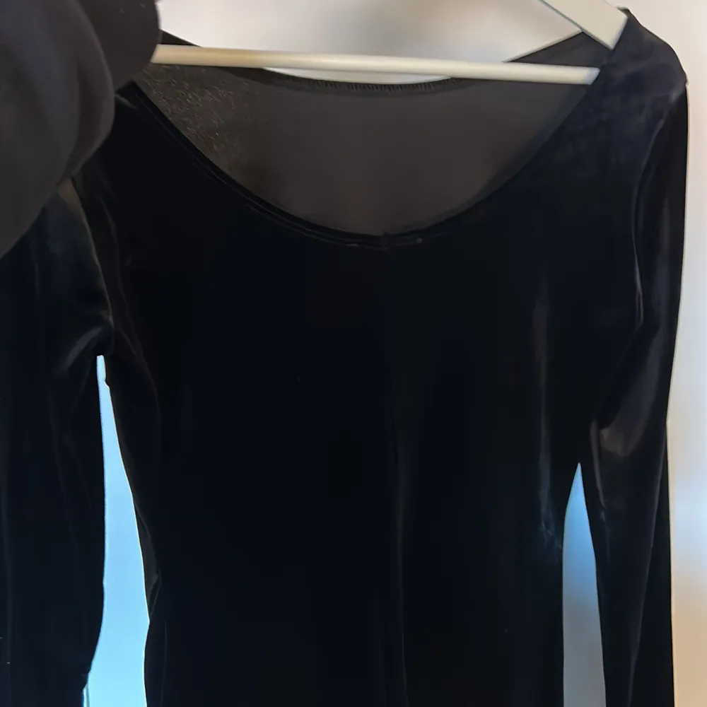 svart klänning i ”velvet lite kortare med en slits. lite lite djupare i ryggen, sitter jättefint. Klänningar.