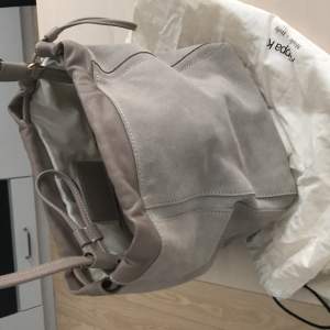 Aldrig använd. Nypris 3500. Beige crossbody. Filippa K