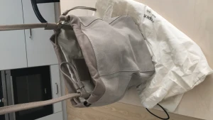 Filippa K väska  - Aldrig använd. Nypris 3500. Beige crossbody. Filippa K
