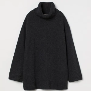 Stickad tröja    - Mörkgrå kashmirtröja med polo! Supersnygg och oversized! Nypris 999kr. 