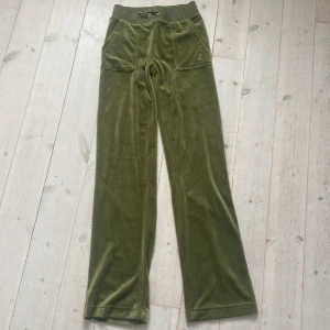 Juicy couture byxor - Helt nya, aldrig använda då de är en för liten storlek. Skulle kunna tänka mig att byta mot en annan färg i strl xs. Pris kan dirkuteras.