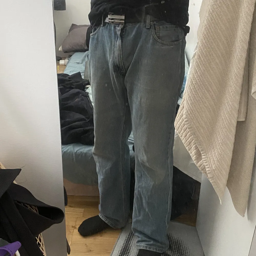 Säljer mina Levi’s jeans då jag har ett par liknande. Modell 505 storlek 32. Snygg passform och bra kvalite.. Jeans & Byxor.