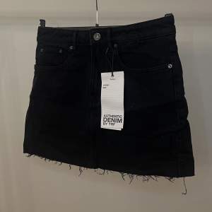 Superfin svart jeanskjol från Zara i storlek S. Ny med prislapparna kvar!