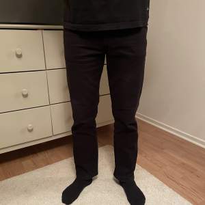 Svarta jeans från H&M i storlek 30. Fint skick🥰