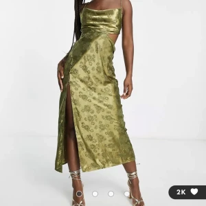 Underbart mönstrad klänning, ny! - Jättefin klänning från ASOS i storlek L (16). True to size och färgen är som på de två sista bilderna. Ej använd, endast provad- lappen sitter kvar. Säljes endast pga strul med retur. Köpt för 599kr.