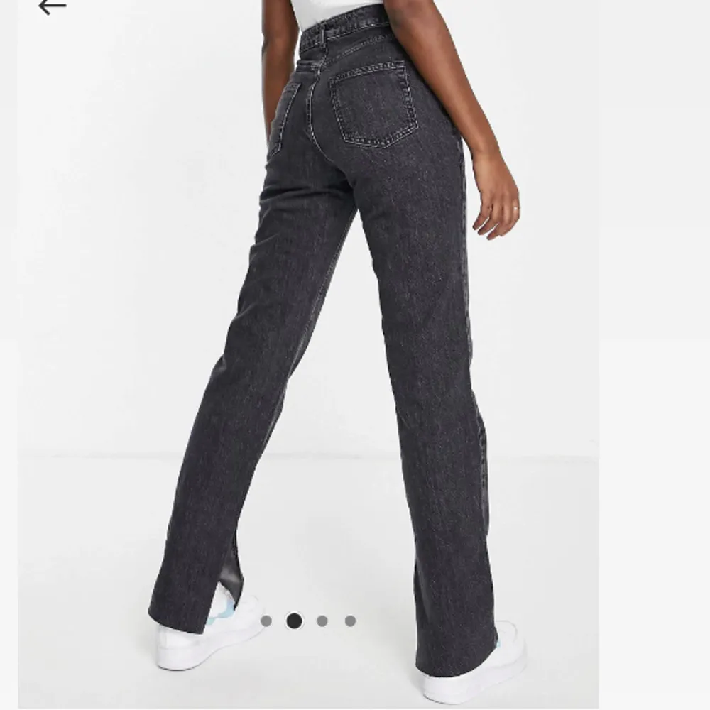 Ett par mörkgrå jeans ifrån new look, köpta på asos. De har slitsar längst ner på insidan. Bra skick! Frakt 60 kr. Jeans & Byxor.