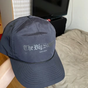 Kendrick lamar keps/the big steppers tour - Köpte denna goding i stockholm i oktober när kendrick lamsr var på turné. Kepsen kostade 400 nypris och den finns inte någon annan stanns på internet förutom här. Den dyker upp då och då på tex plick men säljs direkt