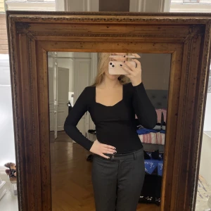 Bodysuit - Superfin svart bodysuit som även kan användas som en vanlig topp! 😊