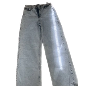 Straight fit jeans - Jättefina jeans som sitter som en smäck! Tyvärr lite för små i median för mig, men har aldrig använts🫶🏽😇 ni står för frakt 💗