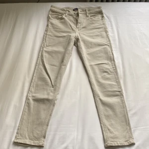 Beiga jeans | Zara | EUR 38 | - Använda någon enstaka gång. 10/10 skick. Beiga/off white