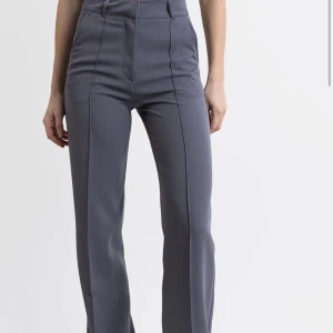 Grå kostymbyxor från Madlady - Säljer ett par gråa kostymbyxor från Madlady i storlek S. Fint skick. Nypris 599kr❣️
