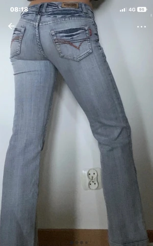 Lågmidjade jeans - låga jeans  Midjemått: 34 med strech!  Innerbenslängd: 23 med strech! 