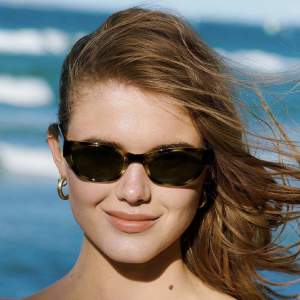 Säljer oanvända solglasögon från A.Kjaerbede modell Kanye. Mörkgröna i mycket bra skick! Säljer pga lite för stora för mig✨