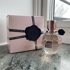 Viktor & Rolf Flowerbomb 30ml - 🌸30ml parfym Flowerbomb Viktor & Rolf 🌸 Flaskan är som ny, endast ett sprut testat!  Nypris 550, säljes för 350kr.