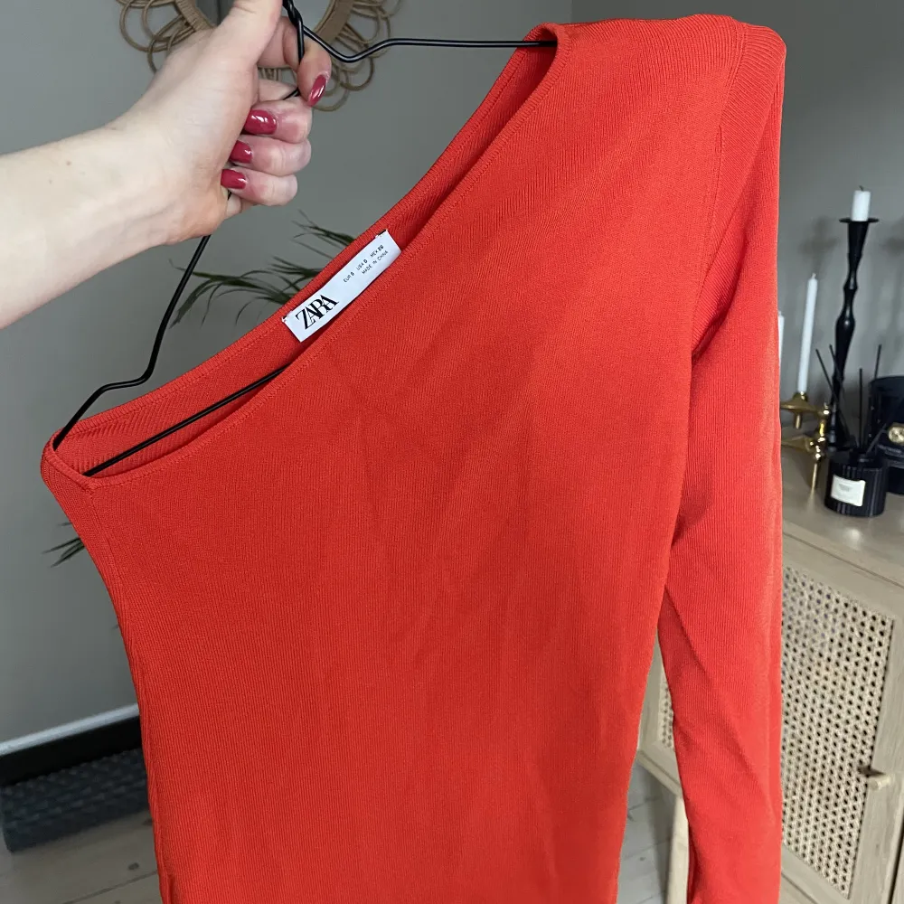 Säljer en jättefin klänning från zara då den blivit för stor. Använd endast en gång! Midi/maxi klänning. Färgen är svår att se på bild, men det är en blandning mellan röd/orange ❤️🧡. Klänningar.