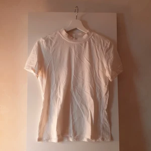 T-shirt - Low shoulder T-shirt 