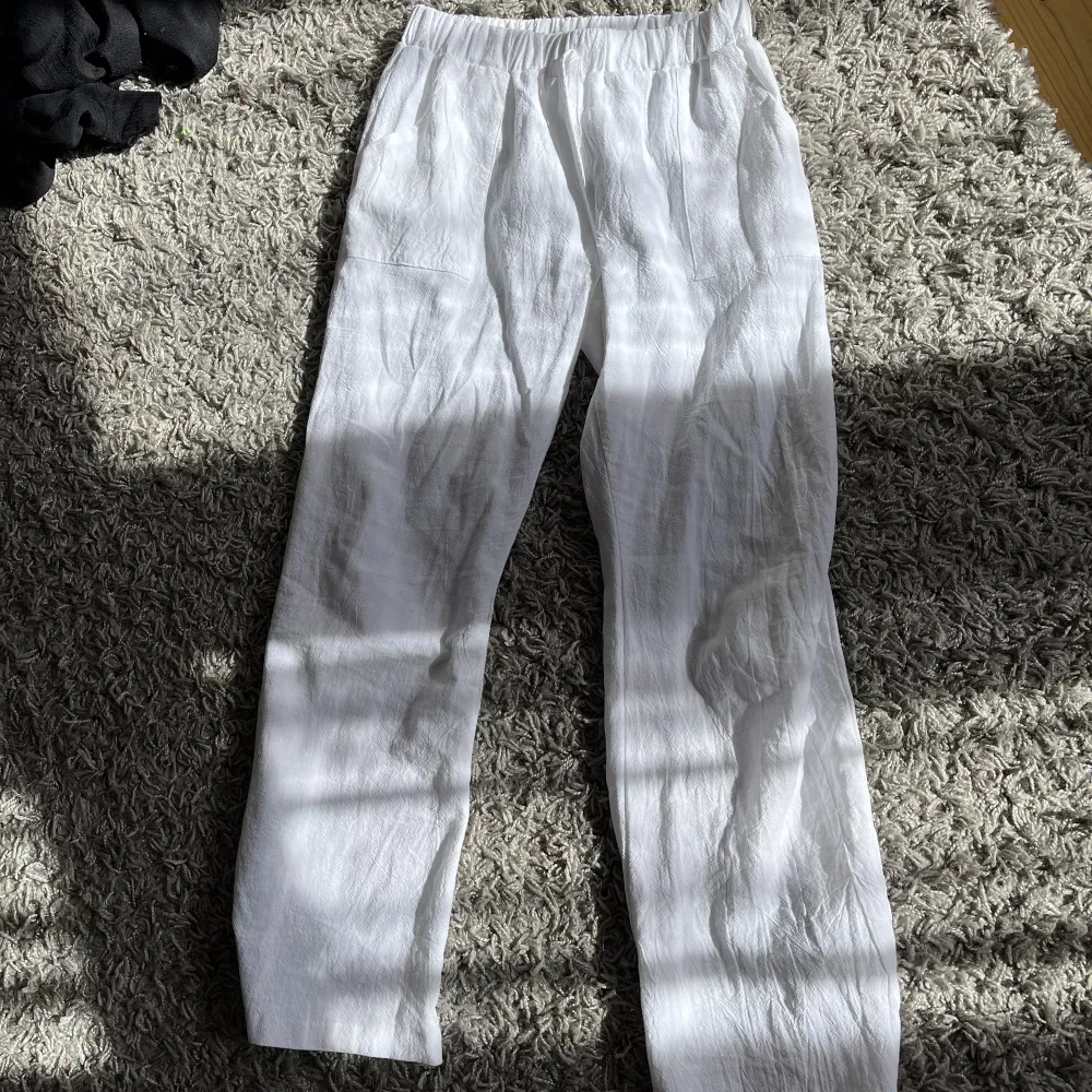 Ett par vita linnebyxor med fickor där fram som är nästintill oanvända, 190 + frakt. Jeans & Byxor.
