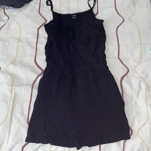 Svart jumpsuit  - En jättefin jumpsuit som inte går på mig längre. Är i storlek XS och är perfekt till sommaren. Köparen står för frakten ❤️