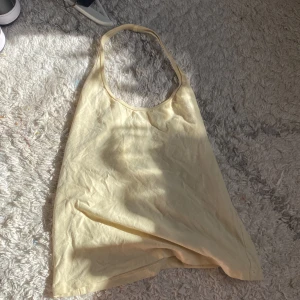 Basic linne - Jättefint gult linne, passar på mig som har storlek s men lappen är avklippt🩷Jättelitet hål vid sömmen högst upp på ryggen men det syns inte 