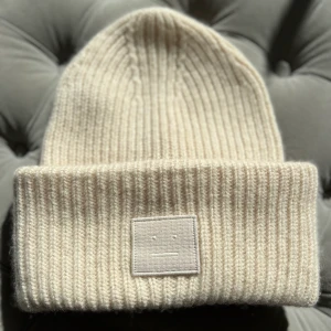 Acne mössa  - Säljer nu min jättefina acne mössa i beige/vit. Nypris 1300kr! Jättefint skick och helt nytvättad och fräsch. Inga synliga märken eller liknande. Pris går att diskutera.  Köparen står för frakten💘💘