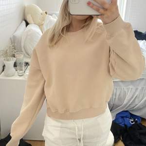 Beige sweatshirt så snygg färg nu till våren och sommaren. Helt perfekt passform och gosig. Storlek M men passar mig som har S. Frakt 69kr