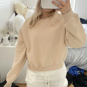 Beige sweatshirt  - Beige sweatshirt så snygg färg nu till våren och sommaren. Helt perfekt passform och gosig. Storlek M men passar mig som har S. Frakt 69kr