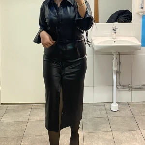 Skinnklänning - Använd två gånger passar perfekt till våren 🖤🖤🖤. Köptes från Zara och är helt slutsåld. Nypris för 859kr