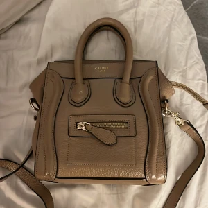  Céline väska luggage bag  - Intressekoll på min luggage celine väska i färgen ” Dune”. Bra skick förutom lite sliten inuti! Hör av er om nån är intresserad 💕